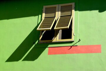 Ghizzano green walls and windows