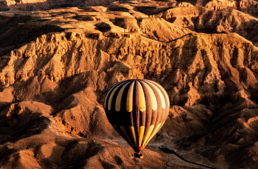 The hot air balloon in the grand canyons of usa