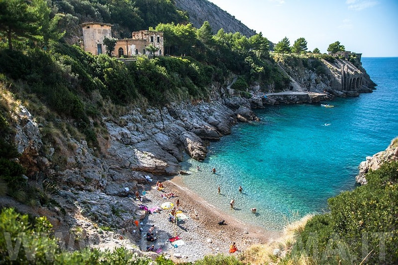 Le Sirene Beach on the Amalfi coast of Italy