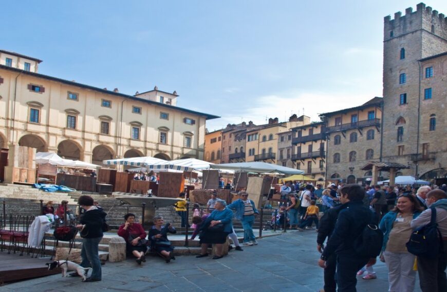 Arezzo cost of living, the main square